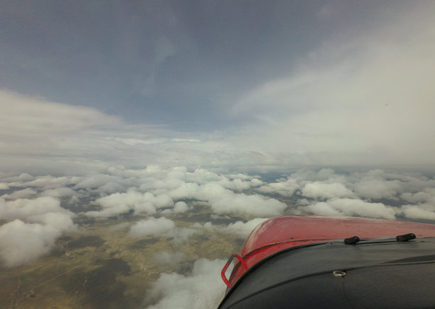 在层间飞翔图片下载