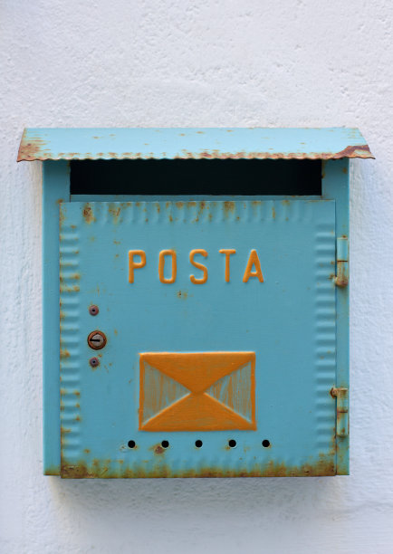 墙上的蓝色邮箱图片下载