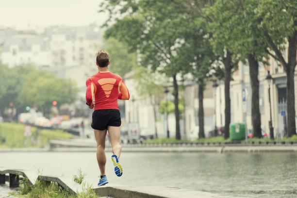 城里年轻的跑步者。白人，乐观的慢跑者男性图片下载