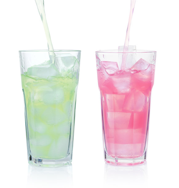 倒入玻璃杯图片下载