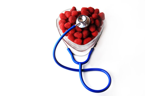 蓝色听诊器和心形的红色树莓图片下载