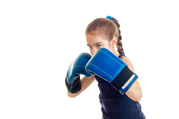 小女孩手牵着手面对着大拳击手套图片下载