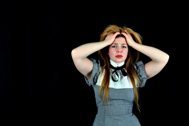 年轻女子在扯头发图片下载
