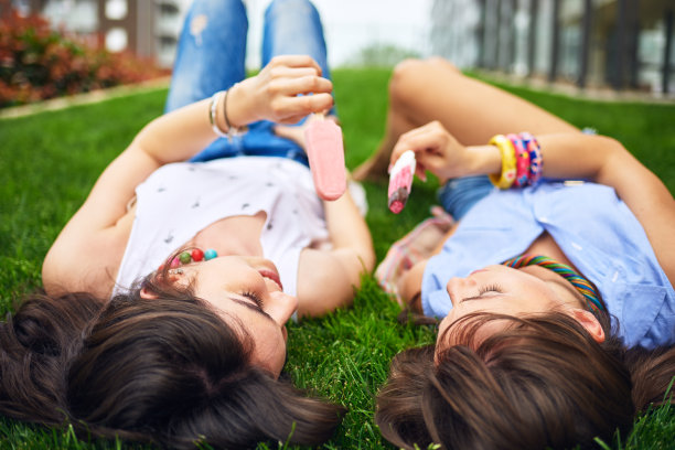 两个小女孩吃着冰淇淋，休闲概念图片下载