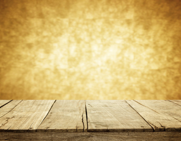 木制和橙色的墙壁模糊了背景图片下载