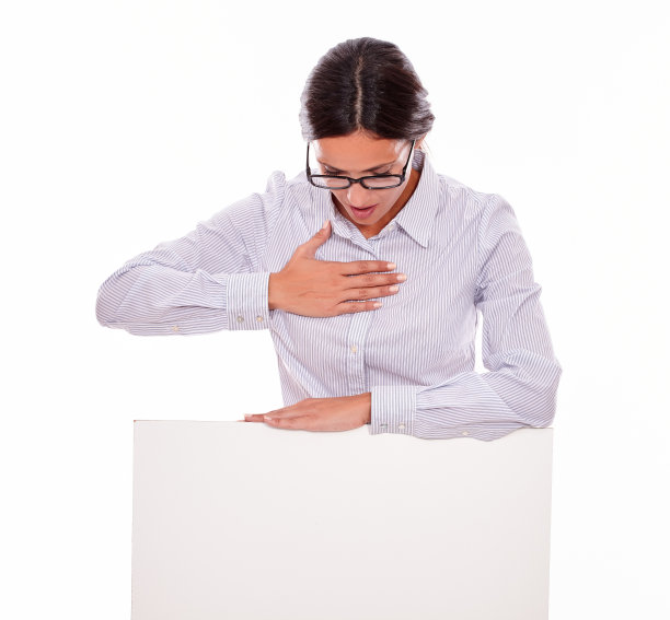 震惊的黑发女商人与空白的公告牌图片下载