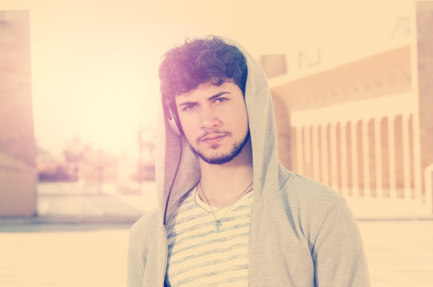 在城市环境中应用的胡茬模型人图片下载