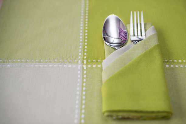 勺子绿色桌布和叉子图片下载