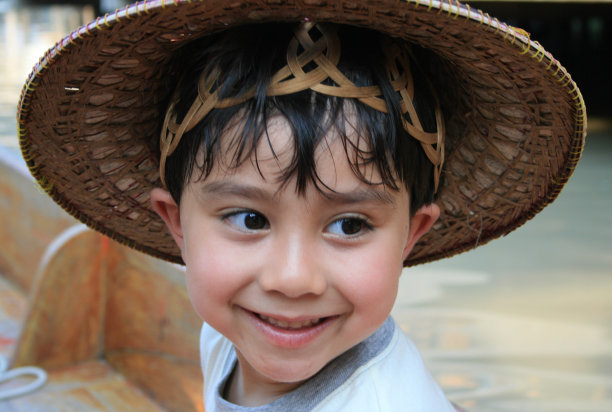 戴着草帽的孩子图片下载