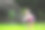 可爱的小女孩玩花园洒水器图片下载