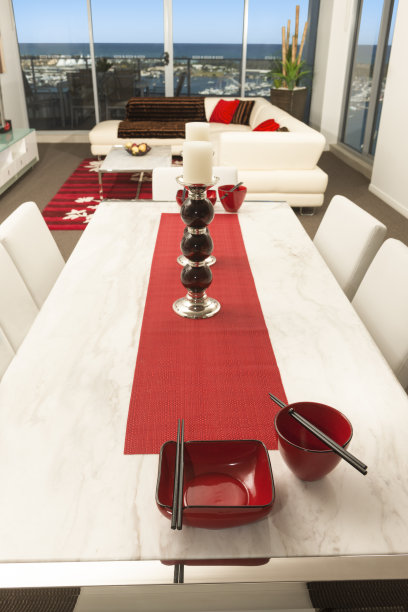 白色的餐桌图片下载