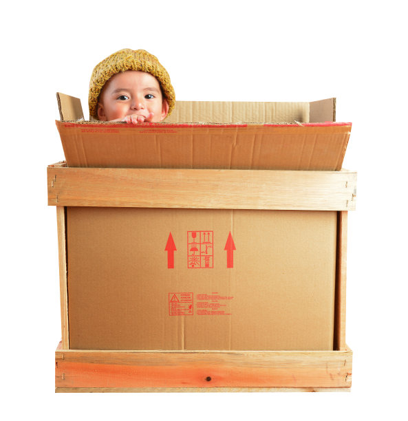盒子里的男孩。图片下载