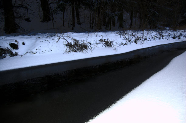冰冻的小溪。图片下载