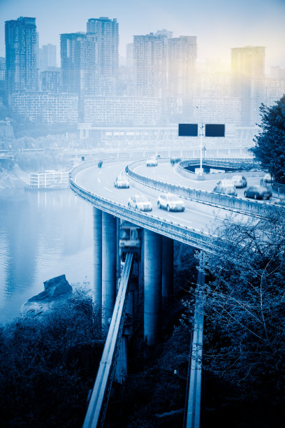 高速公路上的交通，以城市天际线为背景图片下载