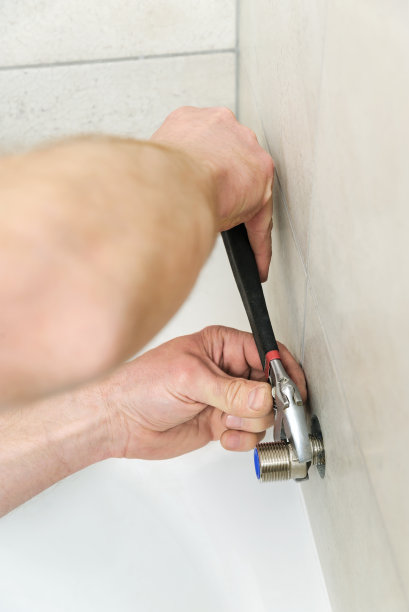 安装浴缸水龙头。图片下载