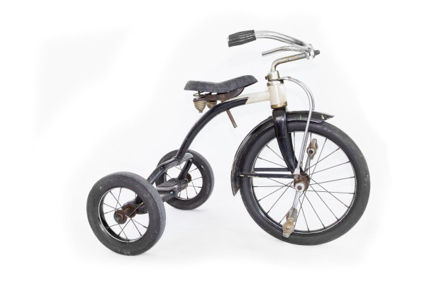 老式三轮车孤立的白色背景图片下载