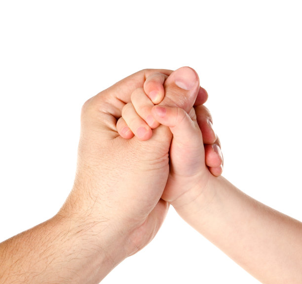 孩子孤立地握住父亲的手指图片下载