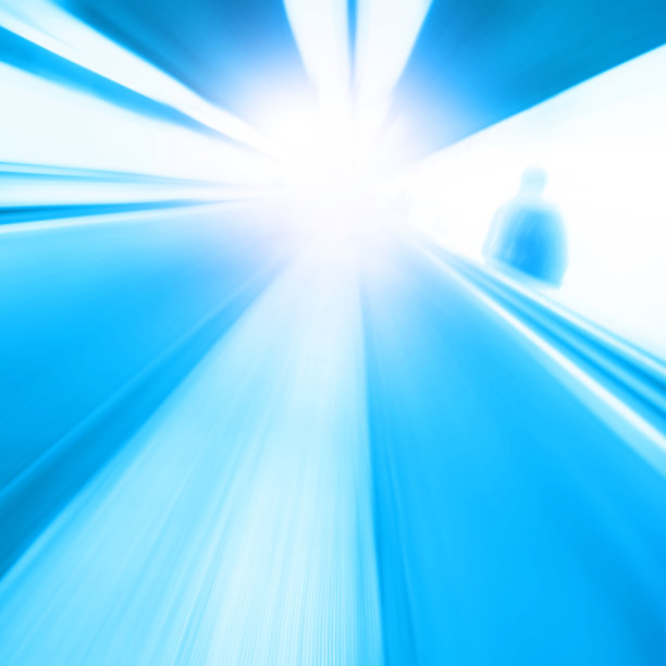 移动的人行道和模糊的人的抽象形象。图片下载