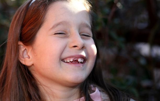 漂亮的女孩，棕色的头发和快乐的表情图片下载