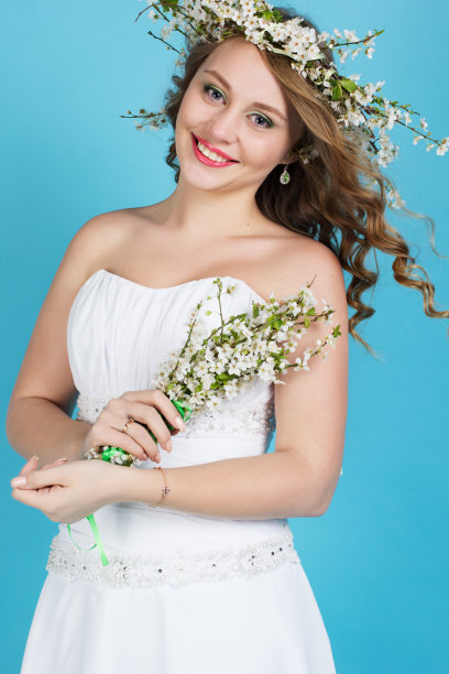 戴着樱花花环的新娘被隔离在蓝色图片下载