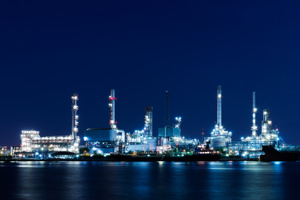 从工业园区看炼油厂的工业景观图片下载