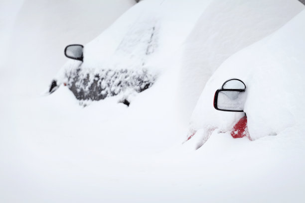 冬天的一天，车被厚厚的积雪覆盖着图片下载