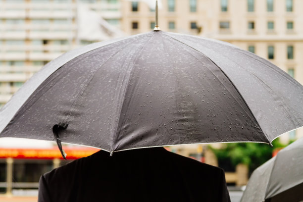 从后面看到街上打着伞的人图片下载