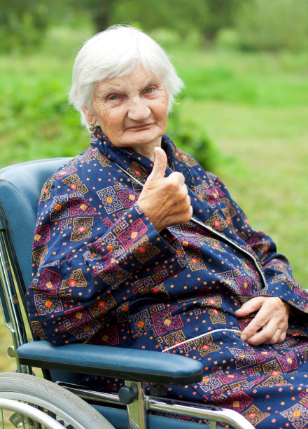 快乐的老年妇女图片下载