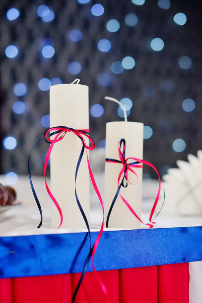 以背景散焦上的两支蜡烛装饰装饰图片下载