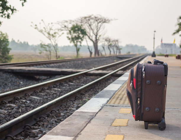 今天早上的行李在火车上。图片下载