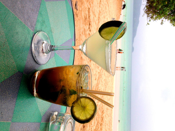 鸡尾酒与海滩背景图片下载