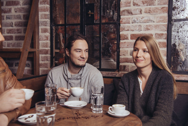 朋友们在咖啡厅喝咖啡图片下载