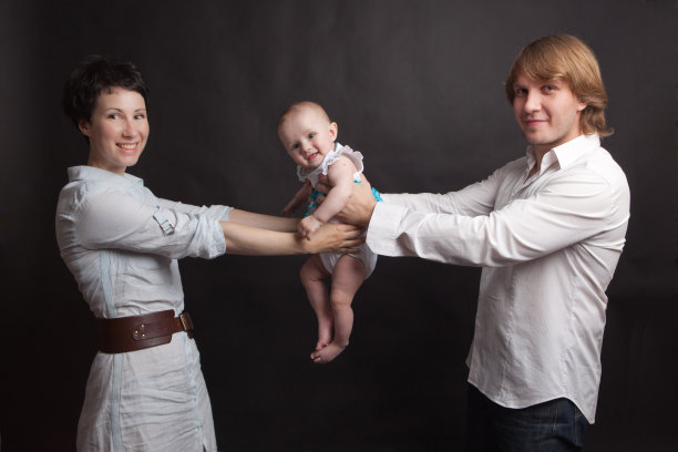 父母抱着他们的婴儿工作室图片下载