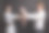父母抱着他们的婴儿工作室图片下载