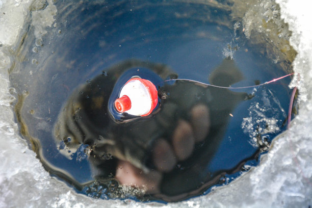 在冰上钓鱼图片下载