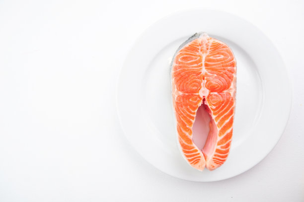 白盘子上的生鲑鱼片图片下载