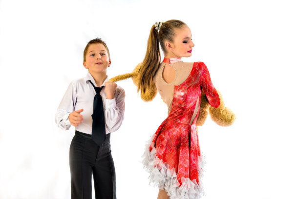 男孩和女孩玩玩具图片下载