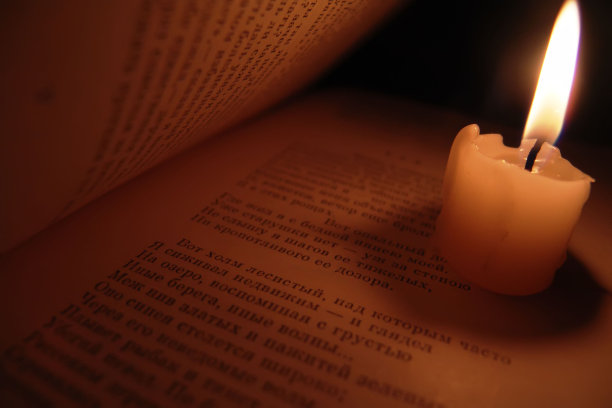 书和蜡烛图片下载