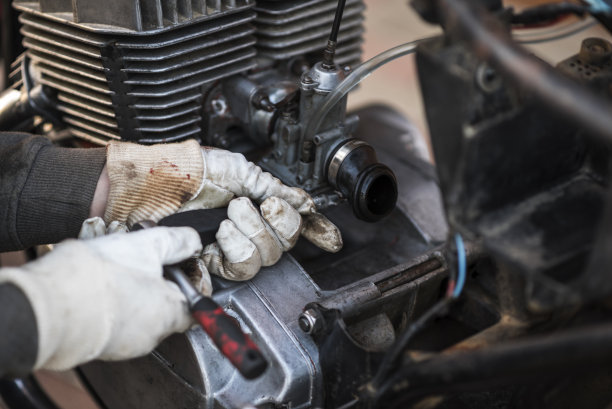 保养一辆老式摩托车的过程，复古图片下载