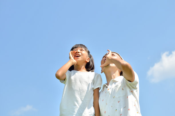 青空で呼びかける親子（夏）图片下载