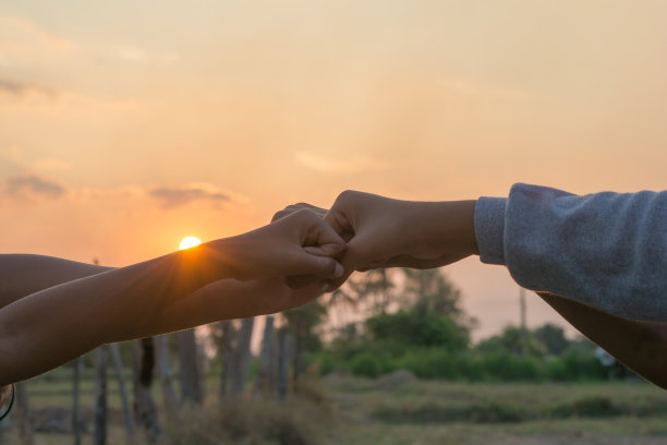 在操场上和当地的孩子们一起运动图片下载