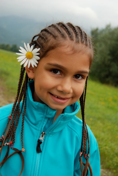 漂亮的女孩，辫子上插着一朵花图片下载