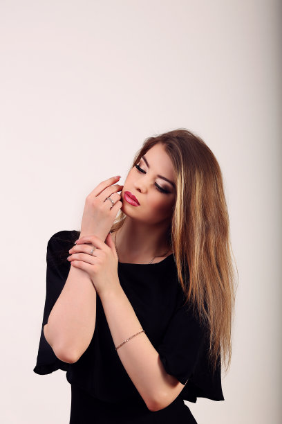 漂亮的黑发女孩，长发，单肩穿着图片下载