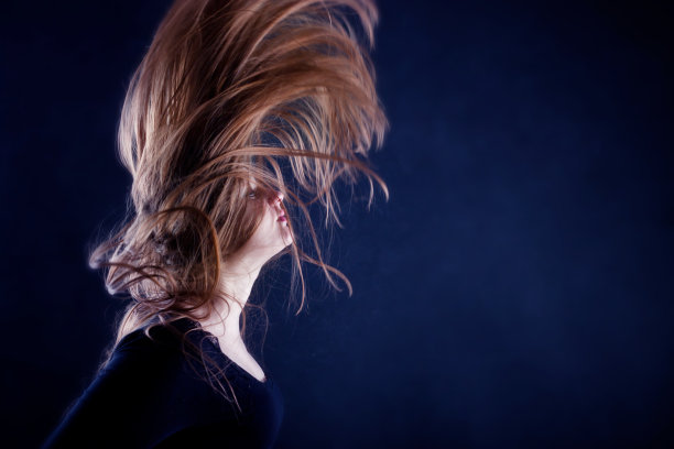 年轻女子摇摆着头发图片下载