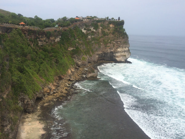 长观巴厘山脉和海浪图片下载