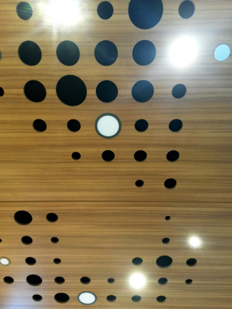 现代木制天花板和天花板灯图片下载