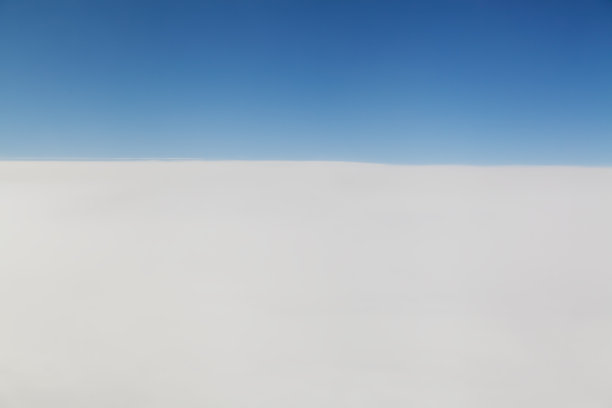 乳白色的云和蓝色的天空图片下载