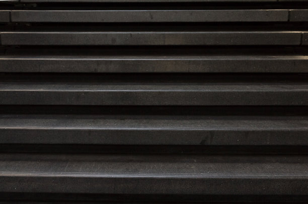 直看一个黑色的石头楼梯图片下载