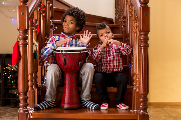 孩子们在楼梯上演奏音乐。图片下载