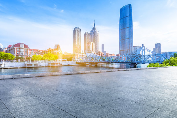 空荡荡的瓷砖地板和城市天际线素材图片